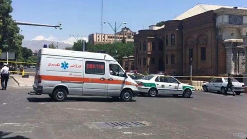 جندي إيراني يفتح النار على زملائه