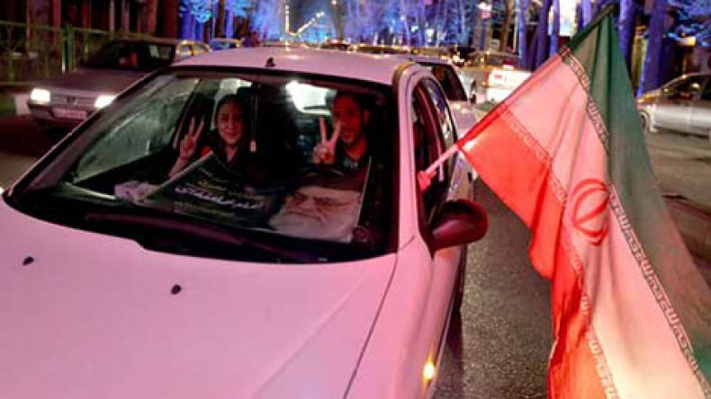 الايرانيون ينزلون الى الشوارع للاحتفال بالاتفاق النووي