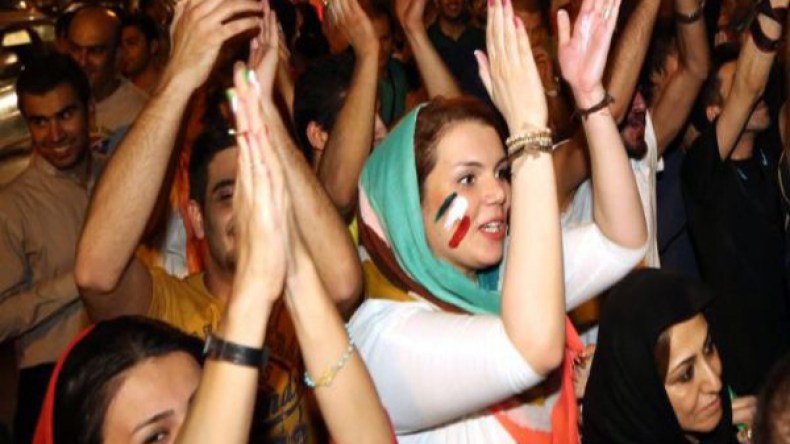 إيران تسمح للأجنبيات بحضور مباريات رجالية وتمنع الايرانيات!