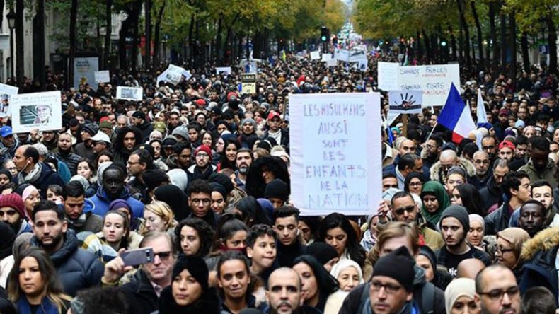 باريس.. الآلاف يشاركون في مظاهرة ضد “الإسلاموفوفيا”