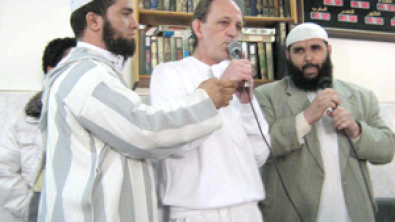 فرنسي يشهر إسلامه ويعقد قرانه بمسجد الحق في البليدة