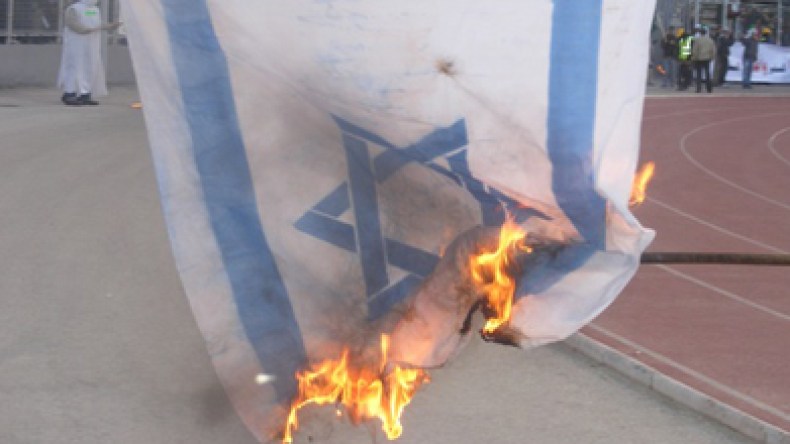 حقوقيون خطّطوا لاستقبال السفير المصري بحرق العلم الإسرائيلي