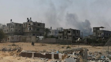 Israël attaque des sites du Hamas avec des chars et des hélicoptères