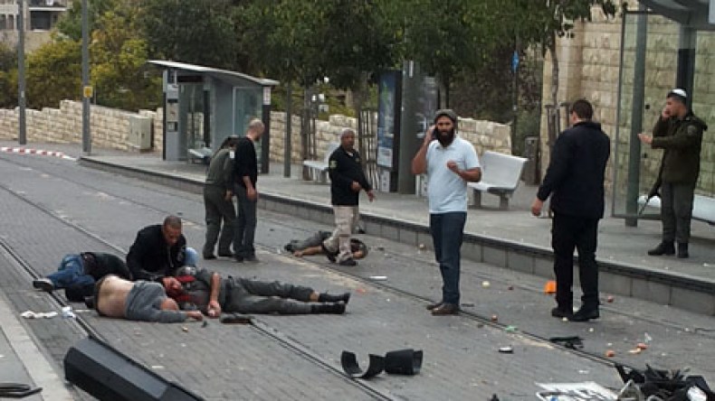 فلسطيني يقتل إسرائيلياً ويجرح 14 دهساً بسيارته في القدس