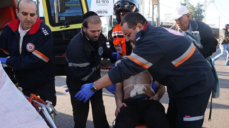 مصرع إسرائيليين بعملية طعن في تل أبيب