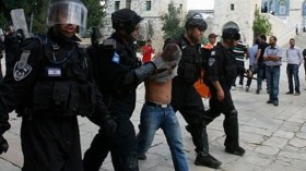 الاحتلال يقمع مصلين ويمنعهم من الأقصى