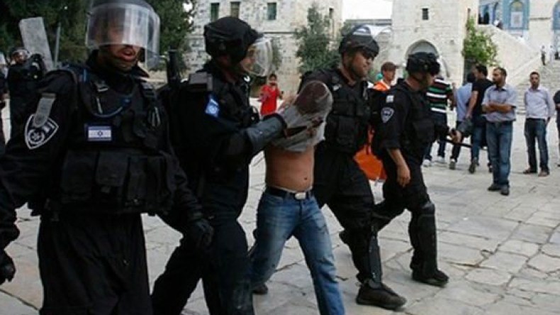 الاحتلال يقمع مصلين ويمنعهم من الأقصى