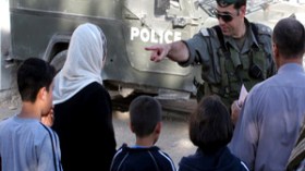 إسرائيل‮ ‬تطرد‮ ‬أسرتين‮ ‬فلسطينيتين‮ ‬من‮ ‬مسكنيهما‮ ‬وتعوضهما‮ ‬بمستوطنين