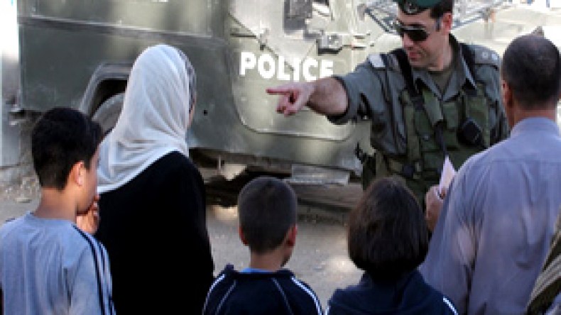 إسرائيل‮ ‬تطرد‮ ‬أسرتين‮ ‬فلسطينيتين‮ ‬من‮ ‬مسكنيهما‮ ‬وتعوضهما‮ ‬بمستوطنين