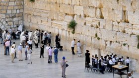 يعتذرون إلى الدولة العِبرية!