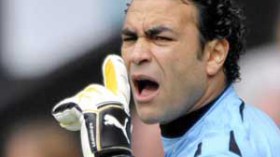 الحضري يتهم مسؤولي الأهلي وينتظر تدخل سيون لحل القضية