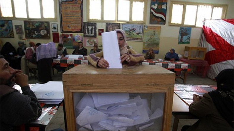 الجالية المصرية بالخارج تدلي بأصواتها على الدستور الجديد