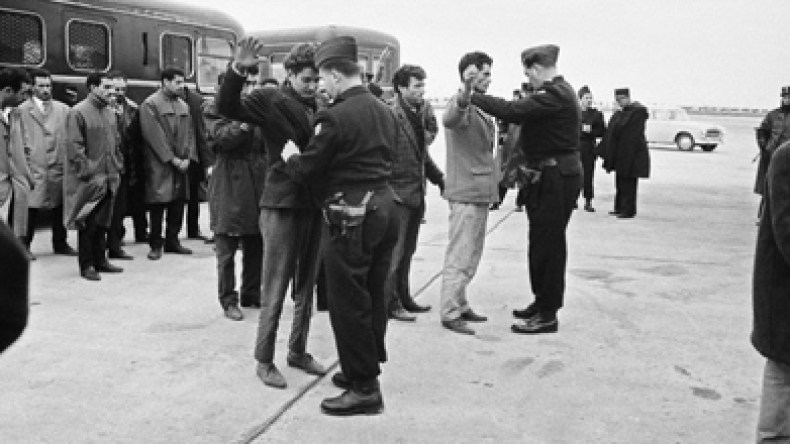 الأقدام السوداء والحركى يتظاهرون بفرنسا في عيد استقلال الجزائر