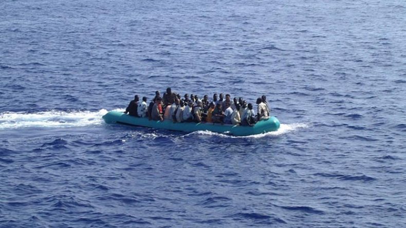 ليبيا تنتشل 82 جثة بعد غرق قارب للمهاجرين أمام سواحلها