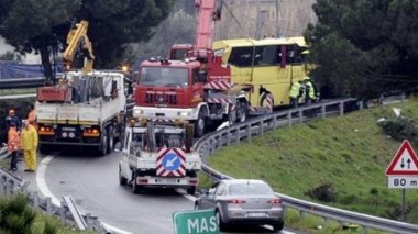 Au moins 38 morts dans un spectaculaire accident de car près de Naples