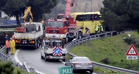 Au moins 38 morts dans un spectaculaire accident de car près de Naples