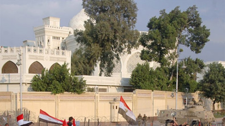مصر: محتجون معارضون يحاولون تسلق جدران “الإتحادية”