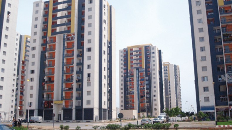 مطالبة بتحسين الخدمات.. وعقود الملكية بعيدة المنال