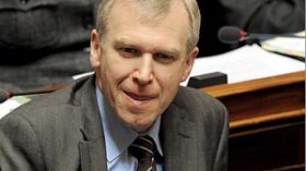 بلجيكا ترفض  امداد الثوار بالسلاح لمواجهة قوات القذافي