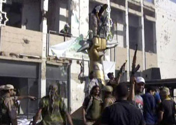 Libye: les rebelles prennent le QG de Kadhafi qui reste introuvable