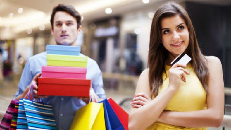 المرأة والثياب حبّ مبرّر أم هوس مستنكر؟