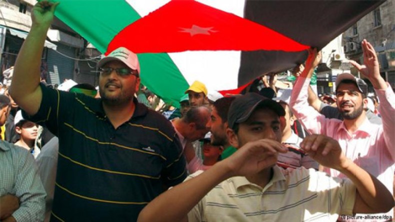 محتجون‭ ‬يهتفون‭ ‬‮”‬الشعب‭ ‬يريد‭ ‬إسقاط‭ ‬النظام‮”‬‭ ‬في‭ ‬العاصمة‭ ‬الأردنية