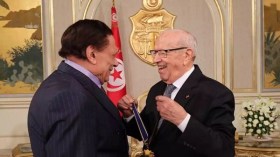 السبسي يوشح عادل إمام بالوسام الوطني للاستحقاق