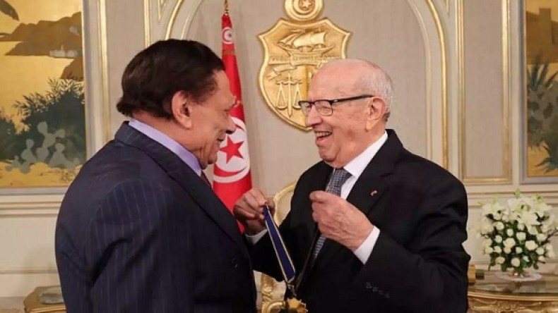 السبسي يوشح عادل إمام بالوسام الوطني للاستحقاق