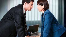 خطيبي يغار من زملائي في العمل