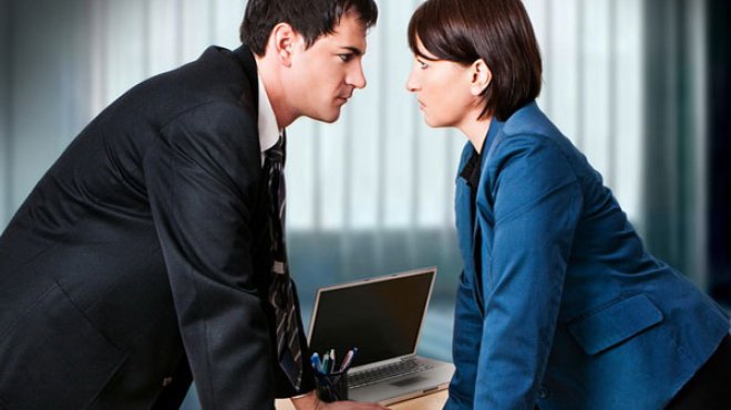 خطيبي يغار من زملائي في العمل