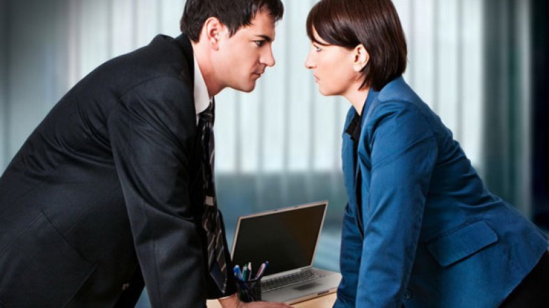 خطيبي يغار من زملائي في العمل