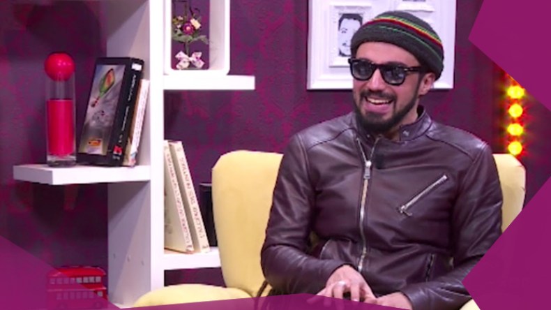 بالطابع القناوي.. المغني جام يشجع محاربي الصحراء في “الكان”