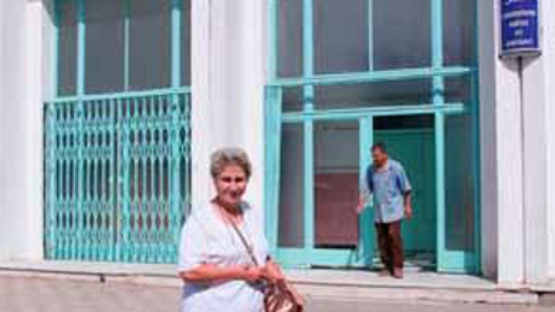 المتبرعة جان تقود حملة إفطار عائلات المرضى في المستشفيات وتدعو لمشاركتها