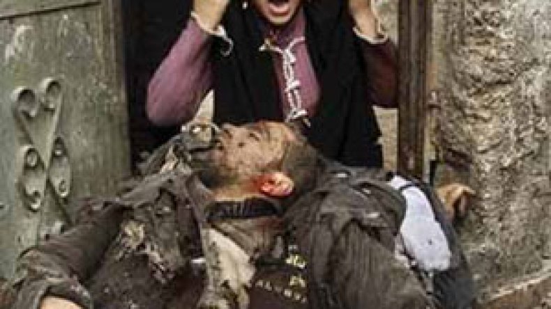 جثث الشهداء عرضة للكلاب المتشردة وأزمة خانقة في الأكفان والمقابر