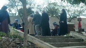 الأزمة تدفع جزائريات إلى بيع ملابسهن في الشارع