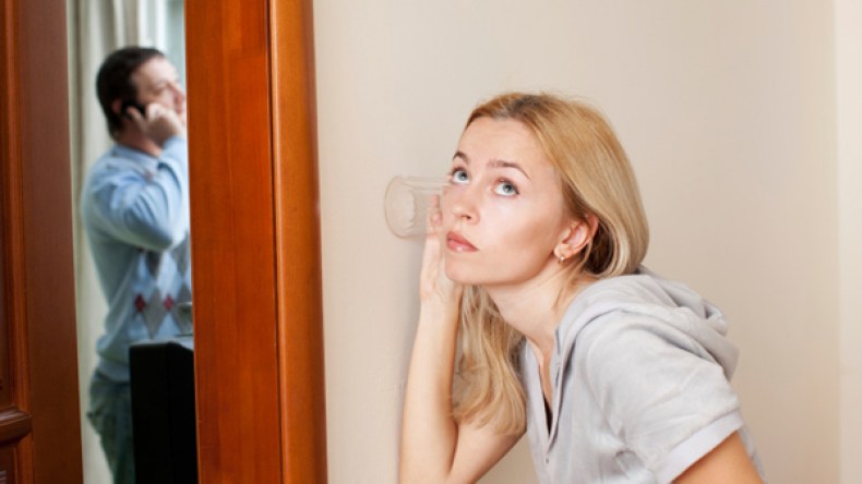 الشك في زوجي.. قد يدمر حياتي