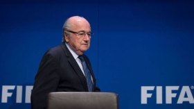 بلاتر يتّهم أمريكا بـ “طرده” من الفيفا