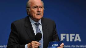 بلاتر: فرنسا ضغطت لِتنظيم مونديالَيْ 2010 و2022 بِالمغرب وقطر