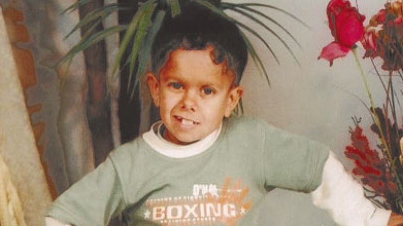 الرئيس بوتفليقة يحقق أمنية أصغر قزم في الجزائر