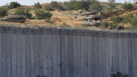 مصر تقطع شريان الحياة وتقيم جدارا فولاذيا