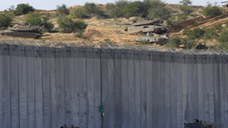 مصر تقطع شريان الحياة وتقيم جدارا فولاذيا