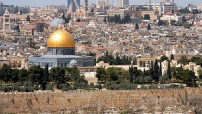 متطرفون يهود يتظاهرون لهدم منازل في “سلوان”