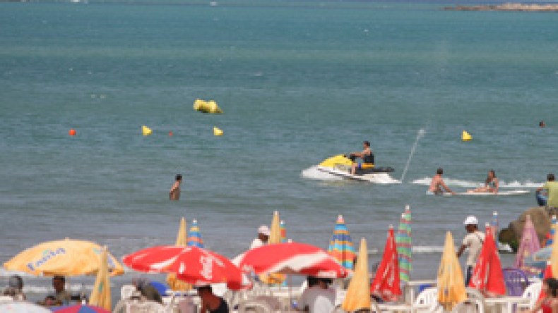 عندما تتحرش العاهرات بالسكان وتغرق شواطىء بجاية ببنات الليل