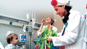 شباب خيرون يلبسون مآزر الرحمة لمساعدة المرضى