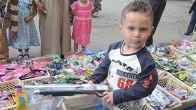 ألعاب أطفال للتحرش بالفتيات في الشوارع