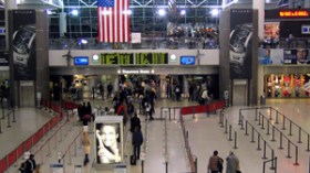 مسافرون يدخلون أمريكا مثلما ولدتهم أمهاتهم ويغادرونها بالسرطان