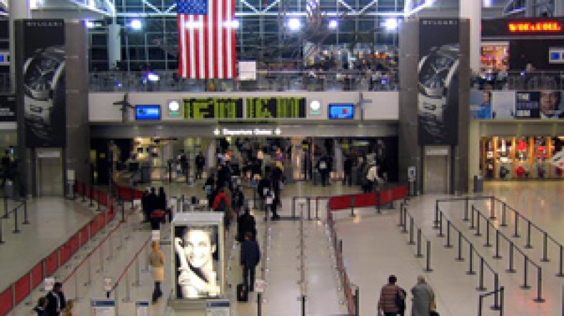 مسافرون يدخلون أمريكا مثلما ولدتهم أمهاتهم ويغادرونها بالسرطان