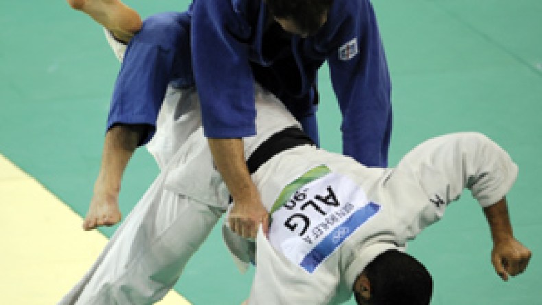 تهريب “الحراڤة” باستخدام الختم الشخصي لوزير الشباب والرياضة