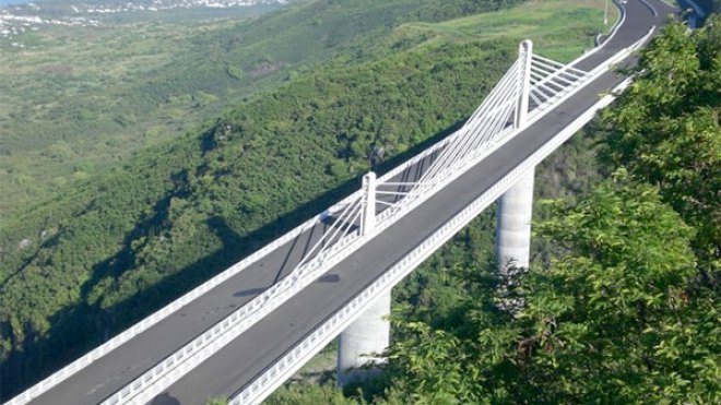 أزمة حديد الخرسانة توقف الأشغال بمشروع الطريق السيار جنجن – العلمة