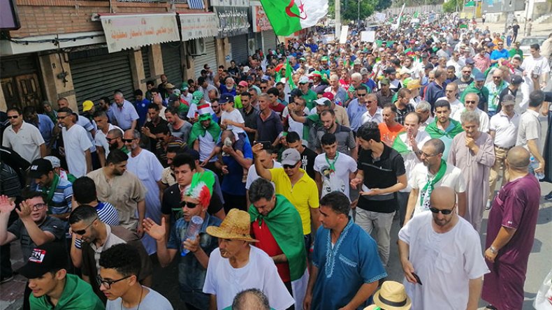 الحبس غير النافذ لفتاة حملت راية غير وطنية بجيجل